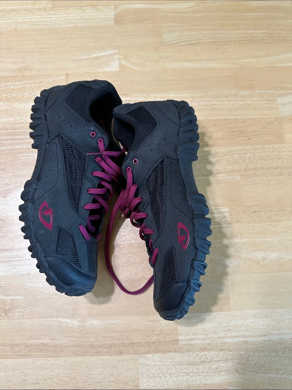 Giro Junction Women's Black Sneakers with Magenta Laces, size 8.5